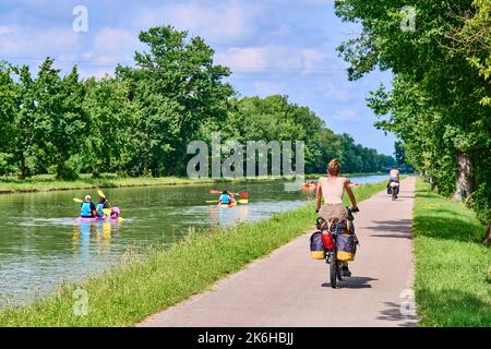 Kanutour auf dem Canal lateral a la Garonne und dem Canal de Montech, der Montauban und Montech verbindet, an der Montech-Wasserhang. Radfahrer auf einem Abschleppweg Stockfoto