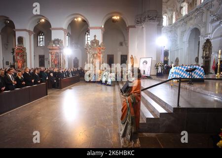 Bayern, Würzburg: Am 14. Oktober 2022 wird im Dom der Sarg der verstorbenen ehemaligen bayerischen landtagspräsidentin Barbara Stamm (CSU) während eines Traueraktes angelegt. Foto: Karl-Josef Hildenbrand/dpa Pool/dpa Stockfoto