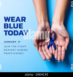 Tragen Sie heute Blau, kämpfen Sie gegen Menschenhandel, Text und weiße Hände mit blauem Band Stockfoto