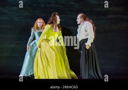 l-r: Sophie Bevan (Michal), Lucy Crowe (Merab), Christopher Purves (Saul) in SAUL an der Glyndebourne Festival Opera, East Sussex, England 23/07/2015 Musik: George Frideric Händel Libretto: Charles Jennens Dirigent: Ivor Bolton Gestaltung: Katrin Lea Tag Beleuchtung: Joachim Klein Choreograph: Otto Pichler Regie: Barrie Kosky Stockfoto