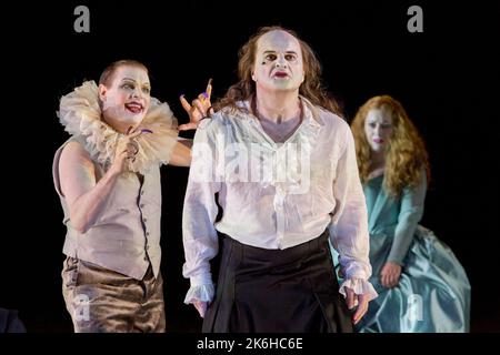 l-r: Benjamin Hulett (High Priest), Christopher Purves (Saul), Sophie Bevan (Michal) in SAUL an der Glyndebourne Festival Opera, East Sussex, England 23/07/2015 Musik: George Frideric Händel Libretto: Charles Jennens Dirigent: Ivor Bolton Gestaltung: Katrin Lea Tag Beleuchtung: Joachim Klein Choreograph: Otto Pichler Regie: Barrie Kosky Stockfoto