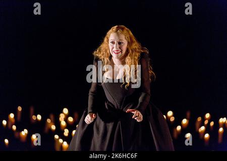 Sophie Bevan (Michal) in SAUL an der Glyndebourne Festival Opera, East Sussex, England 23/07/2015 Musik: George Frideric Händel Libretto: Charles Jennens Leitung: Ivor Bolton Gestaltung: Katrin Lea Tageslichtplanung: Joachim Klein Choreografin: Otto Pichler Regie: Barrie Kosky Stockfoto