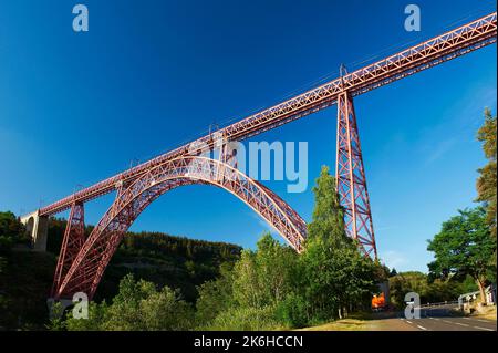 Ruynes en Margeride (Südmittelfrankreich): Das Viadukt von Garabit, das als nationales historisches Wahrzeichen (französisches „Monument historique“) aufgeführt ist, gegenüber der Tru Stockfoto