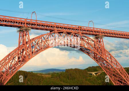 Ruynes en Margeride (Südmittelfrankreich): Das Viadukt von Garabit, das als nationales historisches Wahrzeichen (französisches „Monument historique“) aufgeführt ist, gegenüber der Tru Stockfoto