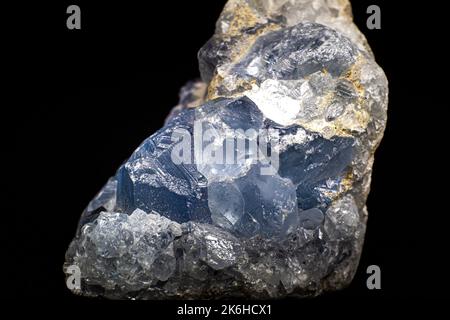 Echter hellblauer celestine-Kristallhaufen isoliert auf schwarzem Hintergrund ohne Schatten Stockfoto