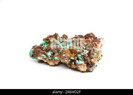 Echter brauner Albit-Kristallhaufen mit kleinen hellgrünen Malachit-Clustern, isoliert auf Weiß. Makro Stockfoto