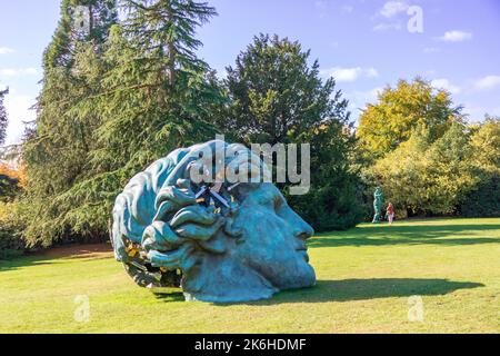 Unearthed Bronze Eroded Melpomene (2021), große Skulptur von Daniel Arsham, ausgestellt in YSP, Wakefield, UK. Stockfoto