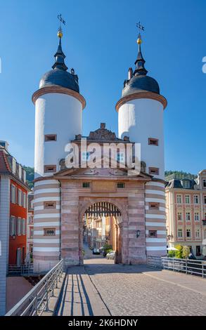 Das historische alte Brückentor mit zwei Türmen in Heidelberg, Baden Württemberg, Deutschland, Europa Stockfoto