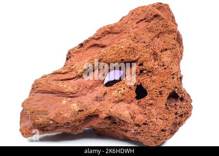 Rotes raues echtes Lavastein-Makro fokussiert und isoliert auf weißer Oberfläche isoliertes Makro Stockfoto