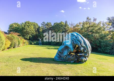 Unearthed Bronze Eroded Melpomene (2021), große Skulptur von Daniel Arsham, ausgestellt in YSP, Wakefield, UK. Stockfoto