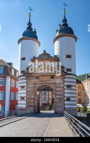 Das historische alte Brückentor mit zwei Türmen in Heidelberg, Baden Württemberg, Deutschland, Europa Stockfoto