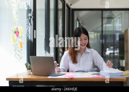 Accounting Planning Budget Concept - Business Woman Büros arbeiten für die Organisation von Dokumenten unfertigen Stapel von Dokumenten Papiere Stockfoto