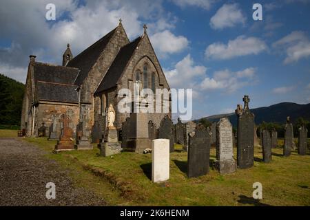 St. John's Scottish Episcopal Church und dessen Kirchhof in Ballachulish, Glencoe Stockfoto