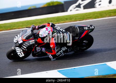 14.. Oktober 2022; Phillip Island Grand Prix Circuit, Melbourne, Victoria, Australien: MotGP von Australien, freies Training und Qualifying-Tag: Aprilia Rennfahrer Aleix Espargaro beim freien Training 1 beim australischen MotoGP Stockfoto