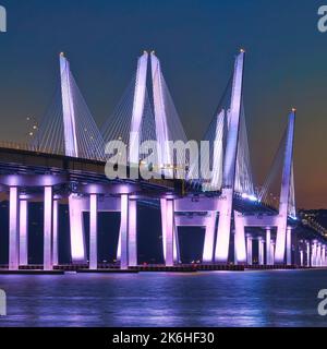 Die Governor Mario M. Cuomo Bridge ist eine drei Meilen lange, hochmoderne, zweigleisige Kreuzung, die die Grafschaften Rockland und Westchester verbindet. Befindet sich weniger als Stockfoto