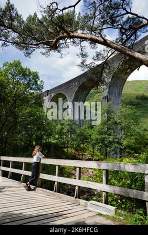 Das Glenfinnan Viadukt ist eine Eisenbahn auf der West Highland Line, die sich an der Spitze des Loch Shield in den West Scottish Highlands befindet Stockfoto