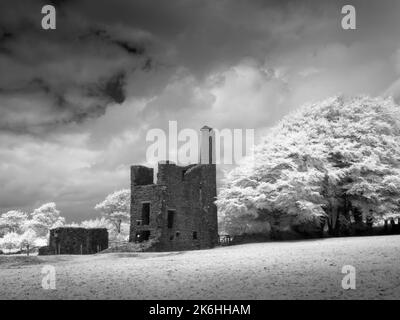 Eine Schwarz-Weiß-Infrarotaufnahme des alten Maschinenhauses in der Burrow Farm Mine auf Brendon Hill im Exmoor National Park, Somerset, England. Stockfoto