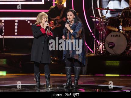 Nashville, USA. 12. Oktober 2022. Peggy Se Wright und Crystal Gayle spielen am 12. Oktober 2022 in Nashville, Tennessee, eine Hommage an Loretta Lynn bei den CMT Artists of the Year 2022 im Schermerhorn Symphony Center. (Foto: Amiee Stubbs/imageSPACE)/Sipa USA Kredit: SIPA USA/Alamy Live News Stockfoto