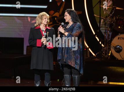 Nashville, USA. 12. Oktober 2022. Peggy Se Wright und Crystal Gayle spielen am 12. Oktober 2022 in Nashville, Tennessee, eine Hommage an Loretta Lynn bei den CMT Artists of the Year 2022 im Schermerhorn Symphony Center. (Foto: Amiee Stubbs/imageSPACE)/Sipa USA Kredit: SIPA USA/Alamy Live News Stockfoto