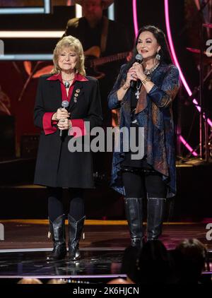 Nashville, USA. 12. Oktober 2022. Peggy Se Wright und Crystal Gayle spielen am 12. Oktober 2022 in Nashville, Tennessee, eine Hommage an Loretta Lynn bei den CMT Artists of the Year 2022 im Schermerhorn Symphony Center. (Foto: Amiee Stubbs/imageSPACE)/Sipa USA Kredit: SIPA USA/Alamy Live News Stockfoto