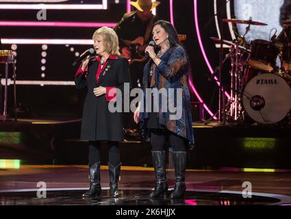 Nashville, USA. 12. Oktober 2022. Peggy Se Wright und Crystal Gayle spielen am 12. Oktober 2022 in Nashville, Tennessee, eine Hommage an Loretta Lynn bei den CMT Artists of the Year 2022 im Schermerhorn Symphony Center. (Foto: Amiee Stubbs/imageSPACE)/Sipa USA Kredit: SIPA USA/Alamy Live News Stockfoto