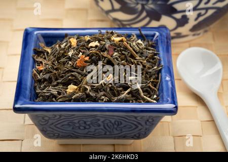 Schale mit getrockneten Chun Hao Jasmin Teeblättern, einem hochwertigen jasmin Tee aus der Provinz Fujian, schließen sich auf den Tisch Stockfoto