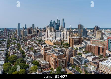 Luftaufnahme von Philadelphia mit Nachbarschaften im Vordergrund, Philadelphia, Pennsylvania, USA Stockfoto