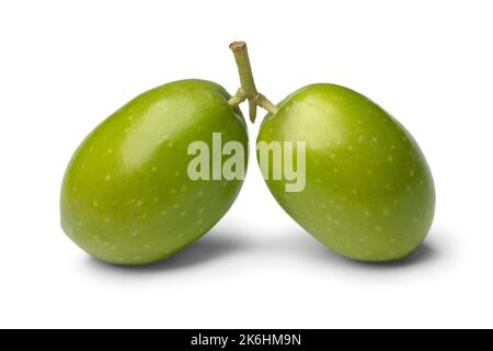 Paar frische rohe grüne Oliven aus der Nähe isoliert auf weißem Hintergrund Stockfoto