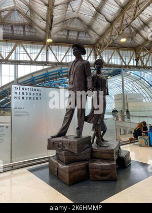 12.. Oktober 2022. London, Großbritannien. Das National Windrush Monument an der Waterloo Station in London, das am 22.. Juni 2022 vom Herzog und der Herzogin von Cambridge enthüllt wurde. Das Monument wurde vom berühmten jamaikanischen Künstler Basil Watson entworfen und mit £1 Millionen Mitteln des Department for Leveling Up, Housing and Communities ausgestattet. Es symbolisiert den Mut, das Engagement und die Widerstandsfähigkeit der Tausenden von Männern, Frauen und Kinder, die von 1948 bis 1971 nach Großbritannien gereist sind, um ein neues Leben zu beginnen. Quelle: Maureen McLean/Alamy Stockfoto