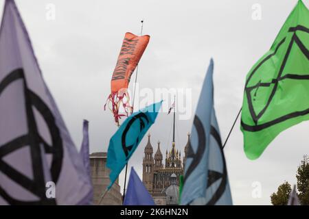 London, Großbritannien, 14. Oktober 2022: Extinction Rebellion startete ein Festival des Widerstands mit einer Kundgebung am Trafalgar Square und marschierte dann entlang Whitehall zur Downing Street, wo sie symbolisch Stromrechnungen verbrannten. Der Slogan des Protestes lautete: „Wir können uns das nicht leisten“, und bezog sich sowohl auf die Energiekosten in der Lebenshaltungskrise als auch auf die Klimakrise, die durch die Verbrennung fossiler Brennstoffe verursacht wurde. Anna Watson/Alamy Live News Stockfoto