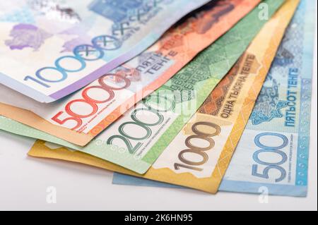 Kasachstan Geld - Tenge. 500, 1000, 2000, 5000, 10000 Banknoten. Nahaufnahme der Ranke auf weißem Hintergrund. Stockfoto