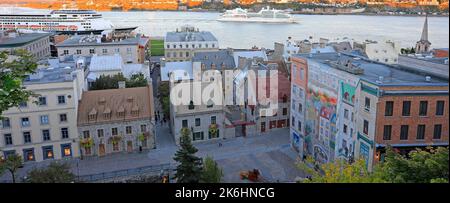 Luftaufnahme der Altstadt von Quebec während des Sonnenuntergangs, einschließlich des Saint Lawrence River und Bootsfahrten im Herbst, Kanada Stockfoto