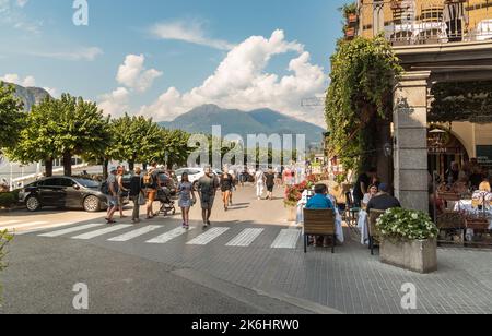 Bellagio, Lombardei, Italien - 5. September 2022: Besucher des malerischen kleinen Dorfes Bellagio am Comer See. Stockfoto