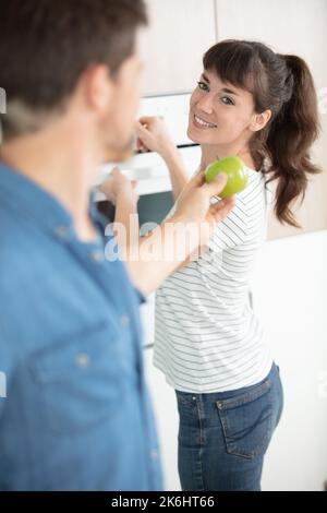 Glückliches Paar, das Spaß in einer Küche hat Stockfoto