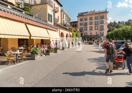 Bellagio, Lombardei, Italien - 5. September 2022: Besucher des malerischen kleinen Dorfes Bellagio am Comer See. Stockfoto