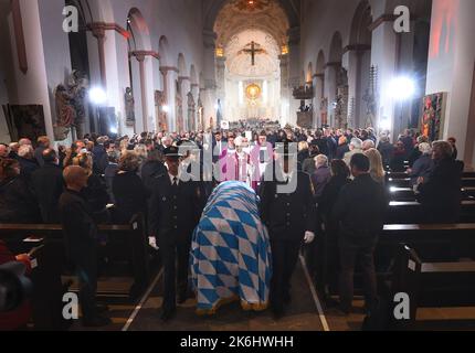 14. Oktober 2022, Bayern, Würzburg: Der Sarg der verstorbenen ehemaligen Präsidentin des Bayerischen landtags Barbara Stamm wird nach dem Begräbnisakt aus dem Dom getragen. Foto: Karl-Josef Hildenbrand/dpa Pool/dpa Stockfoto