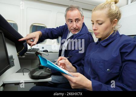 Portrait von weiblichen aero Engineer, der an Helikopter im Hangar Stockfoto