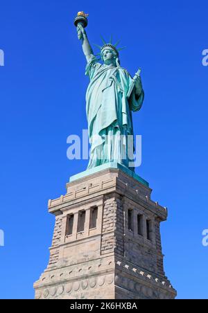 Freiheitsstatue, New York City, USA. Enthält einen Teil der Basis, auf der sich die Statur befindet Stockfoto