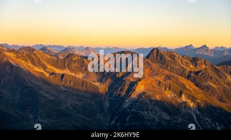 Alpengipfel, beleuchtet von aufgehender Sonne Stockfoto