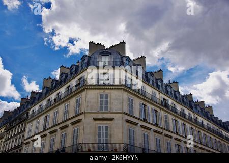 Gebäude in Paris vor einem blauen und bewölkten Himmel Stockfoto