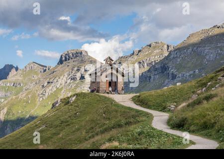 Eine kleine Kapelle auf dem Pordoijoch, Dolomiten, Italien Stockfoto