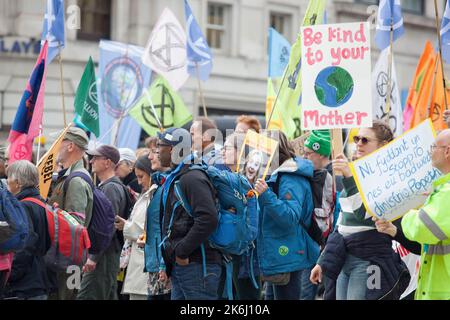 London, Großbritannien, 14. Oktober 2022: Extinction Rebellion marschiert Whitehall hinunter zur Downing Street, wo sie symbolisch Stromrechnungen verbrannten. Der Slogan des Protestes lautete: „Wir können uns das nicht leisten“, und bezog sich sowohl auf die Energiekosten in der Lebenshaltungskrise als auch auf die Klimakrise, die durch die Verbrennung fossiler Brennstoffe verursacht wurde. Auf den Postern wurde Liz Truss als Mitarbeiterin des Monats gezeigt, die ihre Verbindungen zur fossilen Energiewirtschaft hervorhob. Anna Watson/Alamy Live News Stockfoto