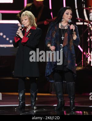 Peggy Se Wright und Crystal Gayle bei der CMT Artists of the Year 2022, die am 12. Oktober 2022 im Schermerhorn Symphony Center in Nashville, TN, stattfand. © Curtis Hilbun / AFF-USA.com Stockfoto