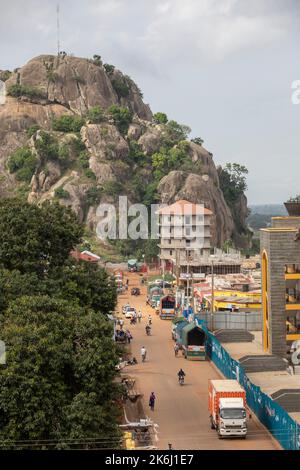 Die Stadt Soroti, Uganda, wird von einem großen vulkanischen Plug dominiert, der über seinen belebten Straßen aufsteigt. Uganda, Ostafrika Stockfoto