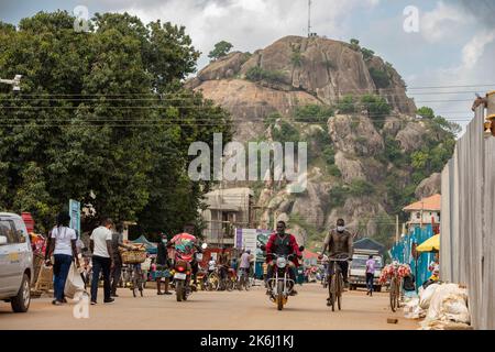 Die Stadt Soroti, Uganda, wird von einem großen vulkanischen Plug dominiert, der über seinen belebten Straßen aufsteigt. Uganda, Ostafrika Stockfoto