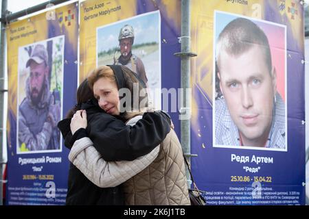 Frauen reagieren emotional auf die Straßenausstellung „Asow-Regiment - Engel von Mariupol“, die den Verteidigern der Einheit „Asow“ der Nationalgarde der Ukraine gewidmet ist, die bei der Verteidigung von Mariupol vor den russischen Eindringlingen in Kiew ums Leben kam. Russische Truppen sind am 24. Februar 2022 in die Ukraine eingedrungen und haben einen Konflikt ausgelöst, der Zerstörung und eine humanitäre Krise provoziert hat. (Foto von Oleksii Chumachenko / SOPA Images/Sipa USA) Stockfoto