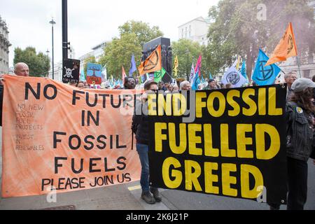 London, Großbritannien, 14. Oktober 2022: Extinction Rebellion marschiert Whitehall hinunter zur Downing Street, wo sie symbolisch Stromrechnungen verbrannten. Der Slogan des Protestes lautete: „Wir können uns das nicht leisten“, und bezog sich sowohl auf die Energiekosten in der Lebenshaltungskrise als auch auf die Klimakrise, die durch die Verbrennung fossiler Brennstoffe verursacht wurde. Auf den Postern wurde Liz Truss als Mitarbeiterin des Monats gezeigt, die ihre Verbindungen zur fossilen Energiewirtschaft hervorhob. Anna Watson/Alamy Live News Stockfoto