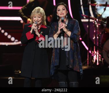 Peggy Se Wright und Crystal Gayle bei der CMT Artists of the Year 2022, die am 12. Oktober 2022 im Schermerhorn Symphony Center in Nashville, TN, stattfand. © Curtis Hilbun / AFF-USA.com Stockfoto