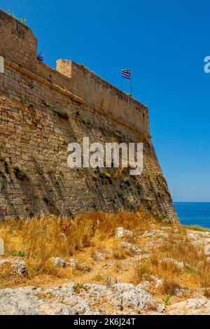 Steinmauern außerhalb der Festung Fortezza in Rethymnon Kreta Griechenland im 16.. Jahrhundert von den Venezianern erbaut. Stockfoto