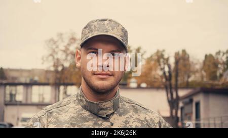 Porträt eines jungen Soldaten in Uniform und Mütze Blick auf die Kamera im Freien, Stock Bild Stockfoto